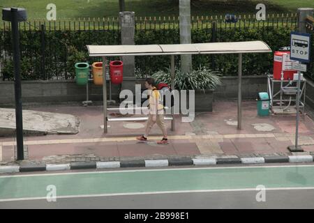 Jakarta, Indonesien. März 2020. Die Straßen in der Stadt Jakarta sehen in einigen Gegenden am Montag ruhig aus. Die Provinzregierung der Sonderhauptstadtregion Jakarta erklärte Jakarta offiziell zum Corona-Virus-Notfallstatus (Kovid 19). Daraufhin beauftragte Gouverneur Anies Baswedan alle Büros in Jakarta, die Bürotätigkeiten vom 23. März bis 5. April 2020 einzustellen und seinen Mitarbeitern die Arbeit von zu Hause aus zu ermöglichen. (Foto von Kuncoro Widyo Ruumpoko/Pacific Press) Credit: Pacific Press Agency/Alamy Live News Stockfoto