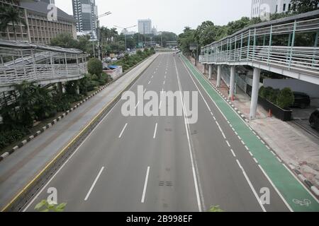 Jakarta, Indonesien. März 2020. Die Straßen in der Stadt Jakarta sehen in einigen Gegenden am Montag ruhig aus. Die Provinzregierung der Sonderhauptstadtregion Jakarta erklärte Jakarta offiziell zum Corona-Virus-Notfallstatus (Kovid 19). Daraufhin beauftragte Gouverneur Anies Baswedan alle Büros in Jakarta, die Bürotätigkeiten vom 23. März bis 5. April 2020 einzustellen und seinen Mitarbeitern die Arbeit von zu Hause aus zu ermöglichen. (Foto von Kuncoro Widyo Ruumpoko/Pacific Press) Credit: Pacific Press Agency/Alamy Live News Stockfoto