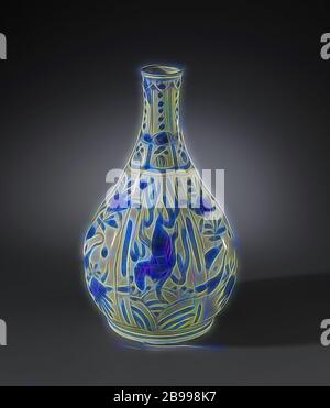 Pear-shaped Flasche Vase mit Pferden und Blume Sprays, Flasche-förmige Porzellan Vase mit ein birnenförmiges Organ, in unterglasur blau lackiert. Die Mauer ist in Fächer mit wechselnden galoppierende Pferde und Blume Sprays unterteilt, auf dem Hals einer Box Dekoration mit Dots und Bürsten. Risse im Porzellan., anonym, China, C. 1600 - C. 1649, Ming-Dynastie (1368-1644)/Ch'ing-Dynastie (1644-1912)/Wanli-Periode (1573-1619) / Carol-Periode (1621-1627)/Chongzhen-Periode (1628-1644)/Shunzhi-Periode (1644-1661), Porzellan (Material), Glasur, Cobalt (Mineral), Verglasung, h 26,2 cm, d 3,9 cm d 16cm d 10.7 Stockfoto