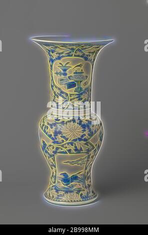 Kunst Elemente Becher Vase mit blume Rollen und Platten in Reserve, Kunst Elemente-förmige Porzellan Vase mit Trompetenförmigen Mund, in unterglasur blau lackiert. Der Bauch und Hals mit unterglasur Blau mit Blume Reben in die Reserve gedeckt sind, werden zwei Fächer, Kartuschen mit zwei Personen in einer Landschaft und Blume Sprays mit einem Vogel, zwei in-zwischen rechteckigen Kartuschen mit einem fliegenden Pferd über Wellen und zwei Hirsche unter einem Baum, in der ein Kran sitzt. Am Hals zwei gespeicherte, Gelappt Kartuschen mit einem blumenkorb und das andere mit Antiquitäten (Vase mit Pfauenfedern, Räuchergefäß, Bücher) und Wertsachen (windo Stockfoto