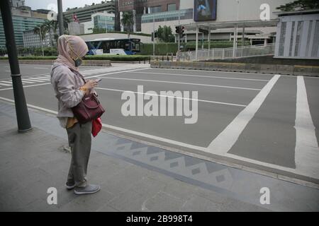 Jakarta, Indonesien. März 2020. Die Straßen in der Stadt Jakarta sehen in einigen Gegenden am Montag ruhig aus. Die Provinzregierung der Sonderhauptstadtregion Jakarta erklärte Jakarta offiziell zum Corona-Virus-Notfallstatus (Kovid 19). Daraufhin beauftragte Gouverneur Anies Baswedan alle Büros in Jakarta, die Bürotätigkeiten vom 23. März bis 5. April 2020 einzustellen und seinen Mitarbeitern die Arbeit von zu Hause aus zu ermöglichen. (Foto von Kuncoro Widyo Ruumpoko/Pacific Press) Credit: Pacific Press Agency/Alamy Live News Stockfoto