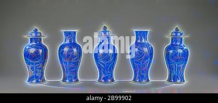 Kunst Elemente Vase mit Pulver blau und blühende Pflanzen und Tiere, die in der Dekoration, Kunst Elemente-förmige Vase mit langen, Verbreitung Hals, in unterglasur blau und gold Glasur gemalt. Die Vase ist bedeckt mit Bleu poudré (Pulver blau) und mit drei Zeilen der Kammern eingerichtet: Die untere Zeile hat eine andere blühende Pflanze oder Baum in jedes Fach neben einem Rock mit Insekten, die zweite Zeile wird auch mit vier verschiedenen Blütenpflanzen (Lotus, Chrysantheme, Prunus, päonie) mit Vögeln und/oder Schmetterlingen. Vier Fächer mit unterschiedlichen Blume Sprays und Schmetterlinge um den Hals, einem Dou Stockfoto