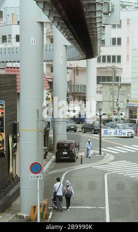 Kamakura, Shonan, Kanagawa/Japan-20. Mai 2019: Der schöne Blick auf die Straßenlandschaft von der Innenseite der Shonan-Einschienenbahn Stockfoto