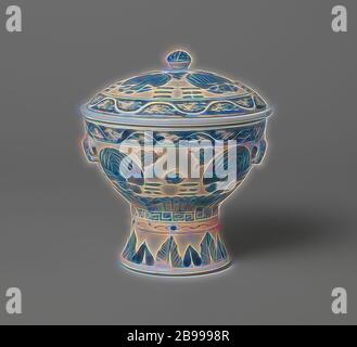 Brazier mit Kran - geformte Medaillons und Zierpflanzen Grenzen, Porzellan tellerförmigen Schüssel in die Form einer Schüssel auf einem hohen Sockel mit einem separaten inneren Schüssel und Deckel. In Unterglasur blau lackiert. Auf der Außenseite der Schale mit Fuß vier Medaillons in der Form eines Krans, dazwischen ein wolle Motiv und horizontale Linien auf. Rund um den Fuß eine Band mit stilisierten Blüten, die äußere Kante mit einem dekorativen Band. Drei Bands auf dem Fuß: einmal mit einem erhöhten Blatt Motiv, ein mit zwei Blume Reben und eine mit einem Mäander Muster. Die äußere Wand mit vier kleinen Ohren, die in Form von Monster köpfen. Die Frittierwanne ist Dez Stockfoto