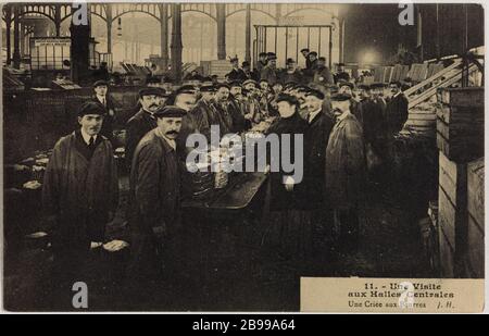 EIN BESUCH IN ZENTRALEN HALLEN, EINE AUKTION IN BUTTER - 1911 J.H. (Hauser Foto bearbeiten). Une visite aux Halles Centrales, une criée au beurres, Paris (Ier arr.), 1911. Phototypie. Paris, musée Carnavalet. Stockfoto