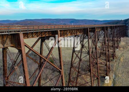 Moodna Viaduct Trestle. Der Moodna Viaduct ist ein eiserner Eisenbahntrestle, der den Moodna Creek und sein Tal am Nordende des Schunemunk Mountain in überspannt Stockfoto