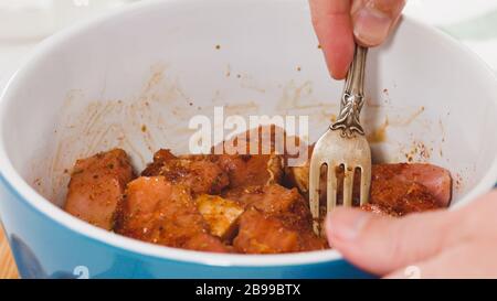 Gehackt mariniertes Schweinefleisch. Nahaufnahme in einer Schüssel, bereit zum Kochen Stockfoto