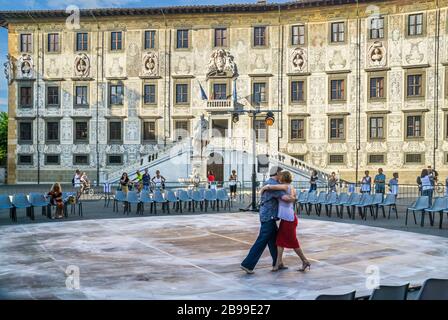 Tango auf der Piazza dei Cavalieri vor dem Palazzo della Carovana, Pisa, Toskana, Italien Stockfoto