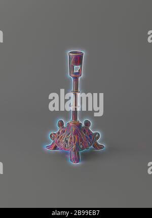 Leuchter mit 3-seitig, mit Drachenköpfen und menschlichen Figuren in der Mitte von Ranken dekoriert. In der Verzierung auf den drei Seiten des Fußes gibt es ein Dragon Head in der Mitte, aus dem die Ranken ornament Sprossen, in der es eine Abbildung an jeder Ecke. enthalten. Der dreiseitige Sockel Ursprünglich bildeten die Grundlage für einen Leuchter, die an der Spitze eines Nodus, Fett falle und Kerze Stift bestand. Diese wurden vermutlich im 15. Jahrhundert oder später durch einen runden Schaft mit zwei Knoten und ein nahezu zylindrischen Kerzenhalter mit zwei Öffnungen in der Form von aufrechten rectan ersetzt Stockfoto