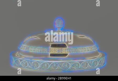 Cloches (Telldeckel), Kühlboxen, Suppenschüsseln, Sauceboats, Salzkeller, Pfeffer- und Senftöpfe Ovale Tellabdeckung, Empire hoch gebogener Deckel aus vergoldeten Silber. Entlang des Deckels zwei aufgezwungene, offen gearbeitete Bänder mit Weinreben. Mit Beilage Schale mit schmalem Palmetrand, Ludovicus Wolzogen, Jean Baptiste Claude Odiot, Paris, c. 1819, Silber (Metall), Vergoldung (Material), Vergoldung, H 22.2 cm × B 45 cm × T 27.1 cm × B 3135 gr, neu gestaltet von Gibon, Design von warmen fröhlichen Leuchten von Helligkeit und Lichtstrahlen Ausstrahlung. Klassische Kunst neu erfunden mit einem modernen Twist. Fotografie inspiriert von Futurismus, e Stockfoto