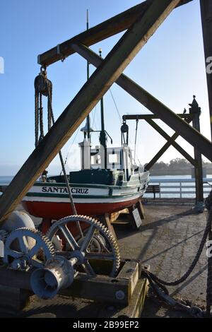 Ein historisches Fischerboot auf der Santa Cruz Wharf, Kalifornien, USA. Stockfoto