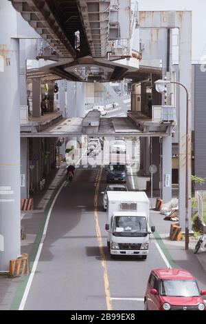 Kamakura, Shonan, Kanagawa/Japan-20. Mai 2019: Der schöne Blick auf die Straßenlandschaft von der Innenseite der Shonan-Einschienenbahn Stockfoto