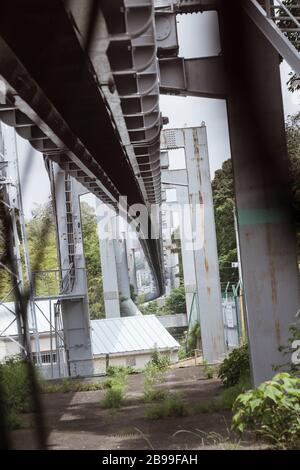 Kamakura, Shonan, Kanagawa/Japan-20. Mai 2019: Der schöne Blick auf die Straßenlandschaft von der Innenseite der Shonan-Einschienenbahn Stockfoto