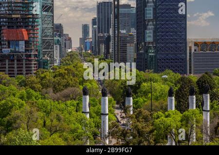 Die Skyline von Paseo de la Reforma zeigt moderne Hochhäuser im Herzen von Mexiko-Stadt, Mexiko Stockfoto