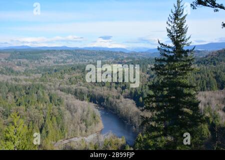 Mt Hood vom Jonsrud Aussichtspunkt über den Sandy River, einem landschaftlich schönen Ort in Sandy, Clackamas County, Oregon, USA. Stockfoto