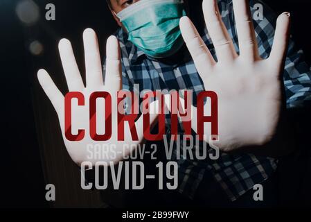 Affraid Mann Hände soziale Distanzierung mit medizinischen Handschuhen und Maske zum Schutz vor Corona-Virus Kovid-19 Stockfoto