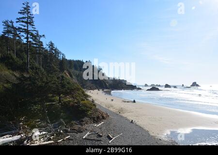 Blick auf Indian Beach im Abendlicht im Ecola State Park, Clatsop County, Oregon Coast, USA. Stockfoto