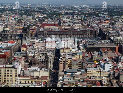 Blick vom Mirador Torre Latino oder Latinoamericana Tower in Mexiko-Stadt, mit Blick auf Zocolo, den Präsidentenpalast und die Kathedrale von Mexiko-Stadt. Stockfoto