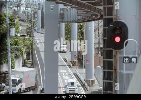 Kamakura, Shonan, Kanagawa/Japan-20. Mai 2019: Der schöne Blick auf die Straßenlandschaft von der Innenseite der Shonan-Einschienenbahn Stockfoto