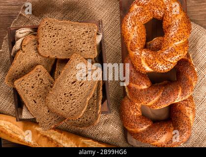 Türkische Bagels mit französischem Baguette und Brotscheiben im Karton Stockfoto