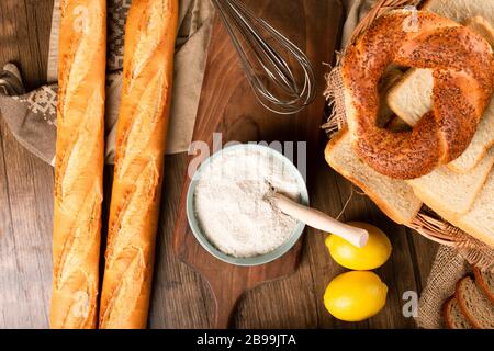 Französische Baguette mit türkischen Bagels und Brotscheiben im Korb Stockfoto