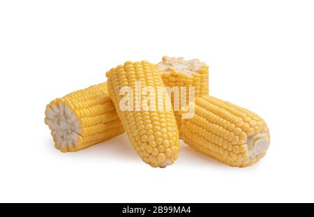 Frischer roher Mais hat gelbe Samen, die auf weißem Grund mit einem Beschneidungspfad isoliert sind. Mais brach zur Hälfte ein und schälte sich mit Haufen zusammen. Stockfoto