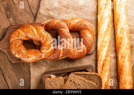 Türkische Bagels mit französischem Baguette und Brotscheiben im Karton Stockfoto