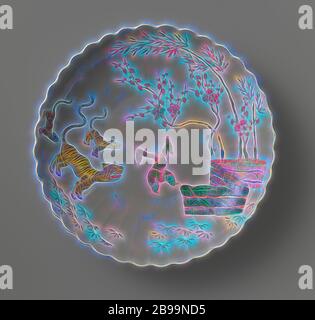 Untertasse mit Bambus, prunus, Tiger und einem chinesischen Jungen, Porzellangeschirr mit gerippter Wand und gelapptem Rand, auf der Glasur in blau, rot, grün, gelb, schwarz und Gold lackiert. Auf der Vorderseite ein tanzender chinesischer Junge zwischen drei Tigern auf der einen Seite und Bambus und prunus Zweigen hinter gefesselten Hecken auf der anderen. Ein Chip und ein Riss in der Kante. Famille verte im japanischen Kakiemon Stil., anonym, China, c. 1700 - c. 1724, Qing-Dynastie (1644-1912) / Kangxi-Periode (1662-1722) / Yongzheng-Periode (1723-1735), Porzellan (Material), Glasur, Gold (Metall), Vitrifikation, H 4.9 cm T 25 cm T 13 cm, neu erfunden Stockfoto