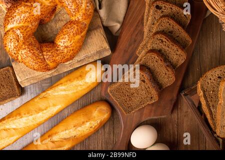 Französische Baguette mit türkischen Bagels und Brotscheiben Stockfoto