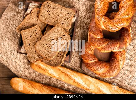 Türkische Bagels mit französischem Baguette und Brotscheiben im Karton Stockfoto