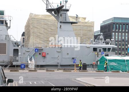 Dublin. März 2020. Das am 23. März 2020 aufgenommene Foto zeigt, dass ein Schiff der irischen Marine in ein COVID-19-Testzentrum in Dublin, Irland, umgewandelt wird. Zwei weitere COVID-19-Patienten starben, während weitere 219 neue Fälle von Coronavirus am Montag in Irland bestätigt wurden, sagte das Gesundheitsministerium des Landes in einer Erklärung. Bis heute gab es insgesamt 1.125 bestätigte Fälle von COVID-19- und sechs COVID-19-bedingten Todesfällen im Land, sagte die Aussage und fügte hinzu, dass die letzten beiden Opfer der Krankheit beide männlich aus dem Osten Irlands sind. Kredit: Xinhua/Alamy Live News Stockfoto