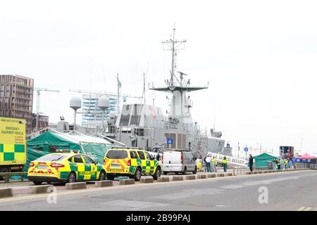 Dublin. März 2020. Das am 23. März 2020 aufgenommene Foto zeigt, dass ein Schiff der irischen Marine in ein COVID-19-Testzentrum in Dublin, Irland, umgewandelt wird. Zwei weitere COVID-19-Patienten starben, während weitere 219 neue Fälle von Coronavirus am Montag in Irland bestätigt wurden, sagte das Gesundheitsministerium des Landes in einer Erklärung. Bis heute gab es insgesamt 1.125 bestätigte Fälle von COVID-19- und sechs COVID-19-bedingten Todesfällen im Land, sagte die Aussage und fügte hinzu, dass die letzten beiden Opfer der Krankheit beide männlich aus dem Osten Irlands sind. Kredit: Xinhua/Alamy Live News Stockfoto