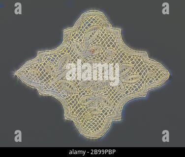 Klöppelspitze mit Lochmuster in Rautenform mit Rosenzweig, natürliche Klöppelspitze, Valenciennes Spitze. Diamantförmig mit Lappen. Das Muster besteht aus einem leicht gebogenen Zweig mit spitzen ovalen Blättern zwischen einer Rose. Die Rose ist in einem Maschenschliff, einem diamantförmigen Valenciennes Boden, mit einem Maultier über und unter dem Zweig gemacht. Die Motive sind aus Leinen mit durchbrochenen Kanten und Ausschnitten gefertigt. Eine Band läuft entlang der äußeren Kante., anonym, Valenciennes, c. 1875 - c. 1899, Baumwolle (Textil), Valenciennes Spitze, L 7 cm × B 8.5 cm, neu gestaltet von Gibon, Design von warmen fröhlichen Glühlimchen Stockfoto