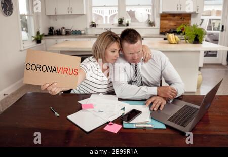 Wirtschaftliche Rezession des Coronavirus. Familienpaar in der Not der Jobverluste besorgt über Rechnungen, Kreditschulden, Kredite und Hausfinanzen. Auswirkungen von COVID-19 Stockfoto