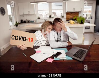 Wirtschaftliche Rezession des Coronavirus. Familienpaar in der Not der Jobverluste besorgt über Rechnungen, Kreditschulden, Kredite und Hausfinanzen. Auswirkungen von COVID-19 Stockfoto