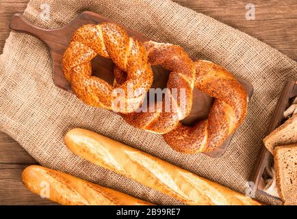 Türkische Bagels mit französischem Baguette und Brotscheiben im Karton Stockfoto