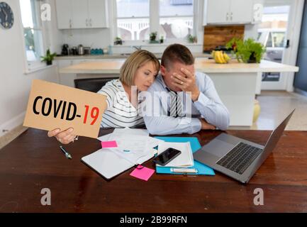 Wirtschaftliche Rezession des Coronavirus. Familienpaar in der Not der Jobverluste besorgt über Rechnungen, Kreditschulden, Kredite und Hausfinanzen. Auswirkungen von COVID-19 Stockfoto