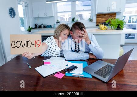 Wirtschaftliche Rezession des Coronavirus. Familienpaar in der Not der Jobverluste besorgt über Rechnungen, Kreditschulden, Kredite und Hausfinanzen. Auswirkungen von COVID-19 Stockfoto