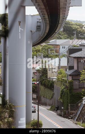 Kamakura, Shonan, Kanagawa/Japan-20. Mai 2019: Der schöne Blick auf die Straßenlandschaft von der Innenseite der Shonan-Einschienenbahn Stockfoto