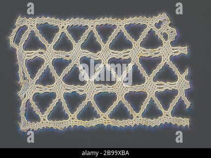Streifen von Spulenspitze mit Dreiecken, Streifen von natürlicher Spule von Spitze. Wir arbeiteten mit dicken Drähten. Das sehr offene Muster besteht aus drei Reihen verbundener Dreiecke. Die schrägen Linien der Dreiecke sind aus Bändern in dicht gearbeiteter Wäsche hergestellt. Die horizontalen Linien werden mit drei geflochtenen Linien hergestellt. Die Dreiecke sind durch Netzgrund miteinander verbunden, der hier ein mehr oder weniger sternförmiges Feld bildet. Entlang der oberen und unteren Rand des Streifens ist eine Grenze mit quadratischen Maschen., anonym, Deutschland (möglicherweise), c. 1850 - c. 1899, Leinen (Material), Klöppelspitze, L 15 cm × B 10 cm ×, 2.7 cm, Reimagine Stockfoto