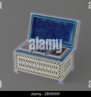 Tee Tee Brust Brust, die rechteckige hölzerne Truhe in drei Fächern durch zwei holzpantoletten unterteilt ist. Sowohl die Innen- und die Schieber sind mit blauem Samt überzogen. Es ist in einem silbernen Halter mit einem Klappdeckel montiert, die die Lose Holz- Deckel der Box. Der Inhaber steht auf vier Beinen hollowly gekrümmte, geriffelt, geschlossen am oberen und unteren durch Profile Kanten. Es hat eine glatte Silber unten aber öffnen, wird auf allen anderen Seiten geschnitten. Die vier Seiten der Box Halter jedes Exponat ein Feld von eckigen guillochen vor dem Hintergrund der Geländer mit Rosetten, umgeben durch eine Flanke von simila Stockfoto