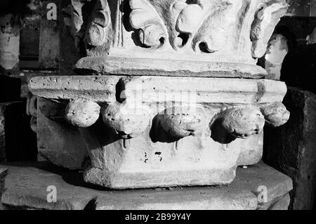 ZELT-BATTERIE IN STEIN DEKORIERT GROSSE BLÄTTER VON GROSSEN HAKEN GESENKT, VON DER KAPELLE SAINT-SYMPHORIEN-IN-THE-CITY, DREIZEHNTEN JAHRHUNDERT (CAT. 70) Anonyme. Chapiteau de Pile engaschée en pierre décoré de grandes feuilles terminées par de gros crochets abaissés, provenant de la chapelle Saint-Symphorien-en-la-Cité, XIIIe siècle (Kat. 70). Pierre. Paris, musée Carnavalet. Stockfoto