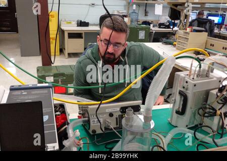 Tobyhanna, Vereinigte Staaten. März 2020. Der Spezialist für biomedizinische Ausrüstung, Dean Edwards, führt Wartungsarbeiten auf Depotebene an einem Ventilator im Tobyhanna Army Depot, Pennsylvania durch, da die US-Armee die COVID-19-Reaktionsanstrengungen weltweit unterstützt. Edwards arbeitet für die U.S. Army Medical Materiel Agency, einem Teil des U.S. Army Medical Logistics Command. Foto von U.S. Army/UPI Credit: UPI/Alamy Live News Stockfoto