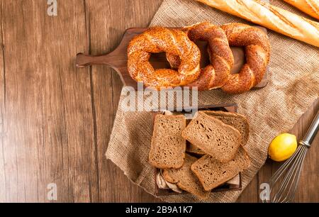 Französische Baguette mit türkischen Bagels und Brotscheiben im Karton Stockfoto