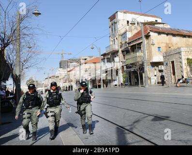 Israelische Grenzpolizisten patrouillieren in der Jaffa-Straße in Jerusalem. Stockfoto