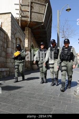 Israelische Grenzpolizisten patrouillieren in der Jaffa-Straße in Jerusalem. Stockfoto