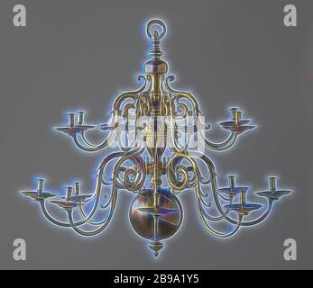 Kronleuchter Kerzenkrone von zwei Höhen mit je acht Armen, das Objekt besteht aus einem schmiedeeisernen Stab, einem eisernen Splint und den folgenden gegossenen und bearbeiteten Teilen aus gelbem Kupfer auf der Drehbank: Der hängende Ring, zwei Hauptteile, die Kugel, der Knopf, Zweimal acht Arme mit den entsprechenden Fettfallen, Kerzenhalter und Stifte., anonym, Amsterdam (möglicherweise), 1650, Messing (Legierung), Eisen (Metall), Schmieden, H 173.0 cm × T 155.0 cm × B 113 kg, neu gestaltet von Gibon, Design von warmen fröhlichen Leuchten von Helligkeit und Lichtstrahlen Ausstrahlung. Klassische Kunst neu erfunden mit einem modernen Twist. Inspiriert von der Fotografie Stockfoto