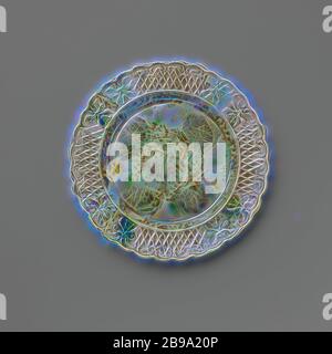 Platte aus mehrfarbigen Hartfeuern Steingut, Staffordshire, Platte aus mehrfarbigen Hartfeuern Steingut. Der Rand ist mit Verzierung geprägt, durchsetzt mit zwei symmetrischen Blumenmustern nebeneinander platziert. Der Rand ist innen mit Voluten und Blattmotiven verziert. Die Platte ist mit einer gefleckten Bleiglasur in Mangan, Grün, Grau und Gelb bedeckt. Der Rücken ist in Mangan punktiert und hat einen Fuß Rand, anonym, England, c. 1750 - c. 1780, Steingut, Bleiglasur, H 1.6 cm × d 19.3 cm, neu gestaltet von Gibon, Design von warmen fröhlich glühen der Helligkeit und li Stockfoto