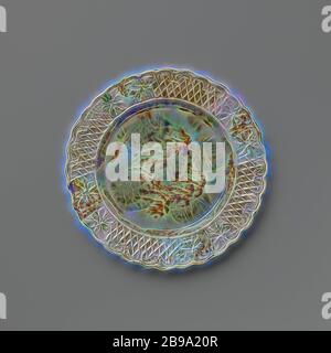 Platte aus mehrfarbigen Hartfeuern Steingut, Staffordshire, Platte aus mehrfarbigen Hartfeuern Steingut. Der Rand ist mit Verzierung geprägt, durchsetzt mit zwei symmetrischen Blumenmustern nebeneinander platziert. Der Rand ist innen mit Voluten und Blattmotiven verziert. Die Platte ist mit einer gefleckten Bleiglasur in Mangan, Grün, Grau und Gelb bedeckt. Der Rücken ist in Mangan punktiert und hat einen Fuß Rand, anonym, England, c. 1750 - c. 1780, Steingut, Bleiglasur, H 1.6 cm × d 19.3 cm, neu gestaltet von Gibon, Design von warmen fröhlich glühen der Helligkeit und li Stockfoto