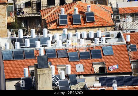 Luftbild der Sonnenkollektoren auf den Dächern in Jerusalem, Israel. Stockfoto